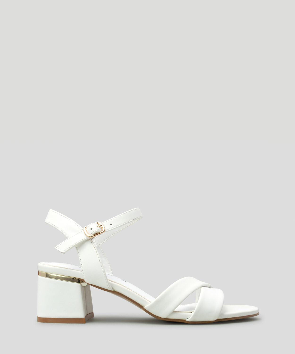 Sandalias tac&oacute;n pieza met&aacute;lica